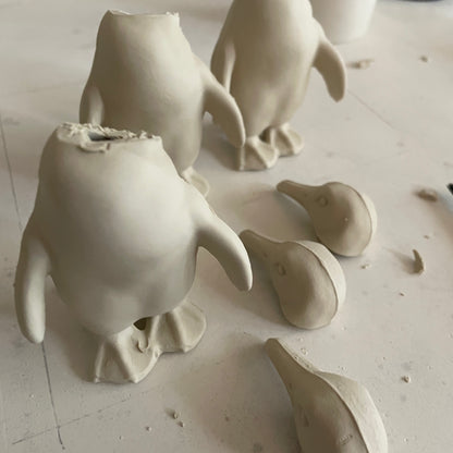 Tierdose Pinguin aus Porzellan. Besondere Geschenke handgefertigt in Berlin.