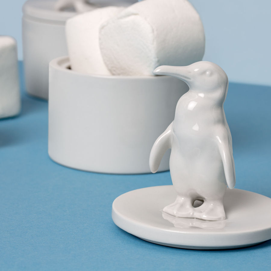 Porzellandose mit Pinguin auf dem Deckei, Detailaufnahme