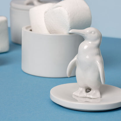 Porzellandose mit Pinguin auf dem Deckei, Detailaufnahme