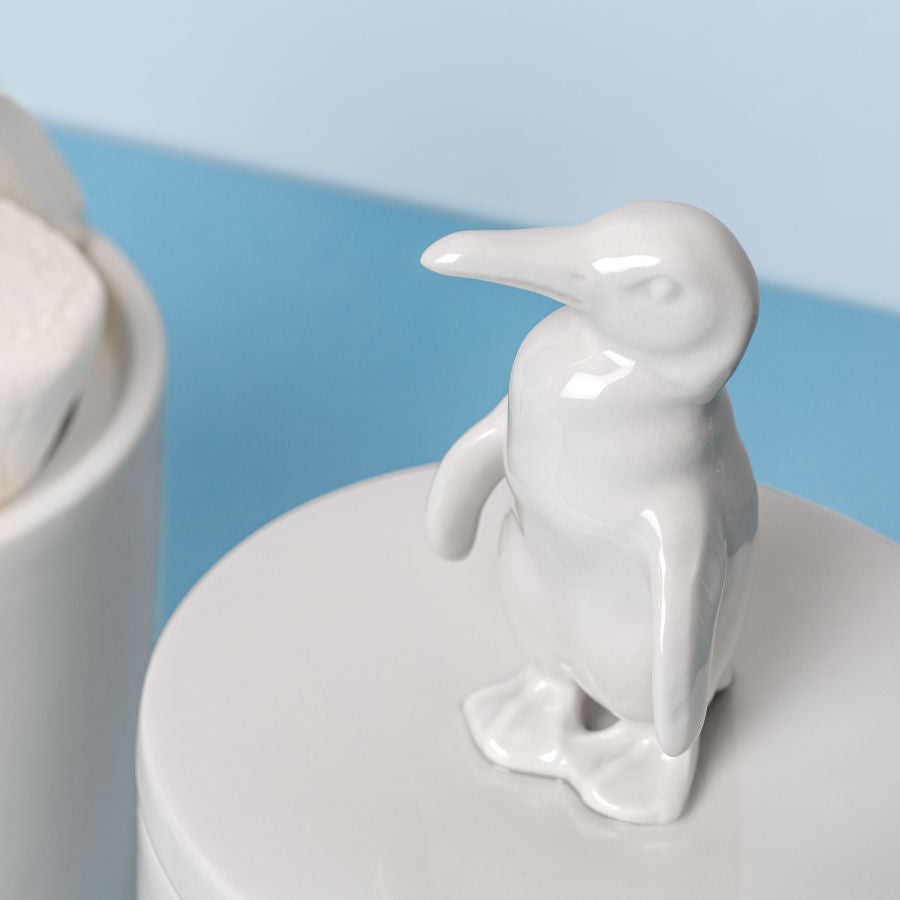 Porzellandose mit Pinguin auf dem Deckel