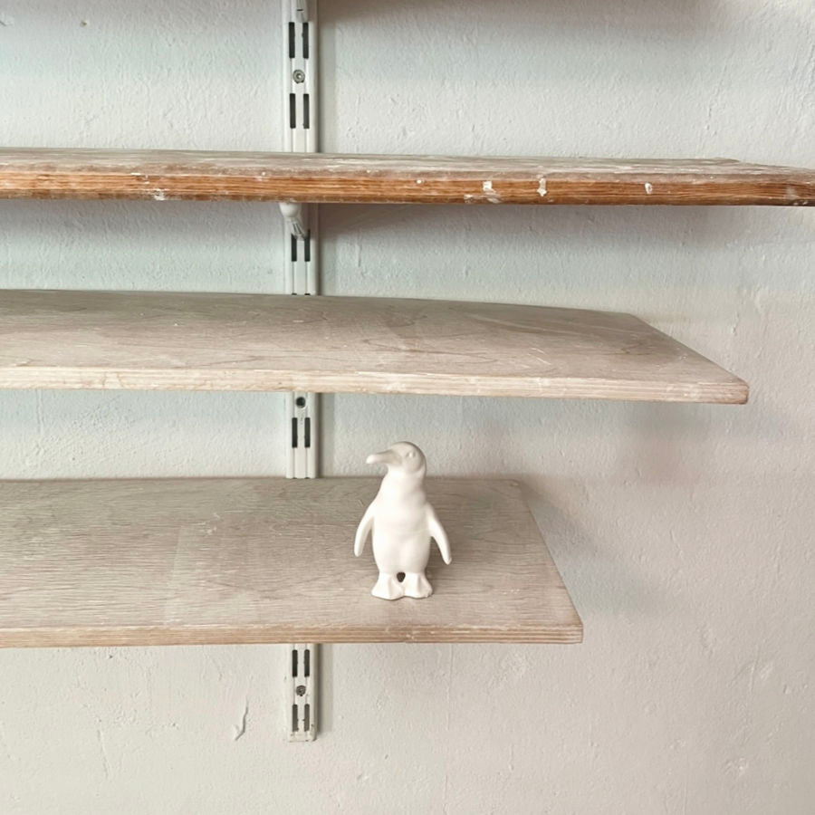 Pinguin aus Porzellan. Handgefertigt von feinesweisses Berlin. Besondere Tierdosen und exklusive Geschenke.