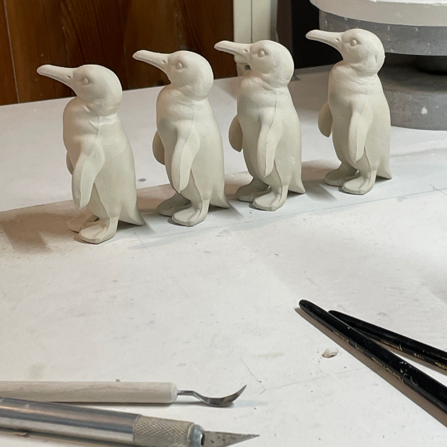 Frisch entformte Pinguine aus Porzellan zusammengesetzt. Blick in die Werkstatt von feinesweisses  Porzellanmanufaktur Berlin.