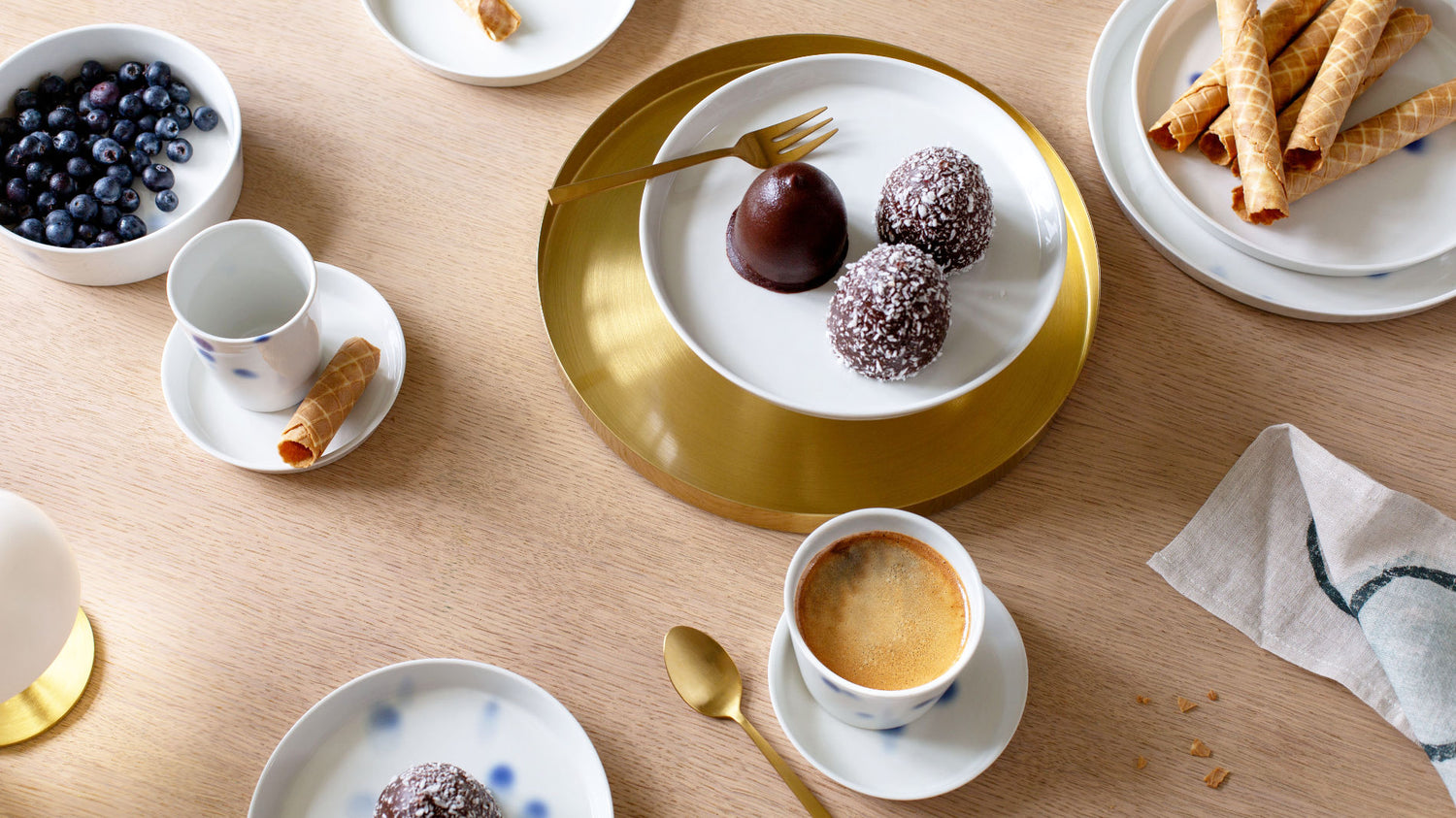 Porzellangeschirr auf Kaffeetafel. Handgefertigt in Berlin von Katy Jung.