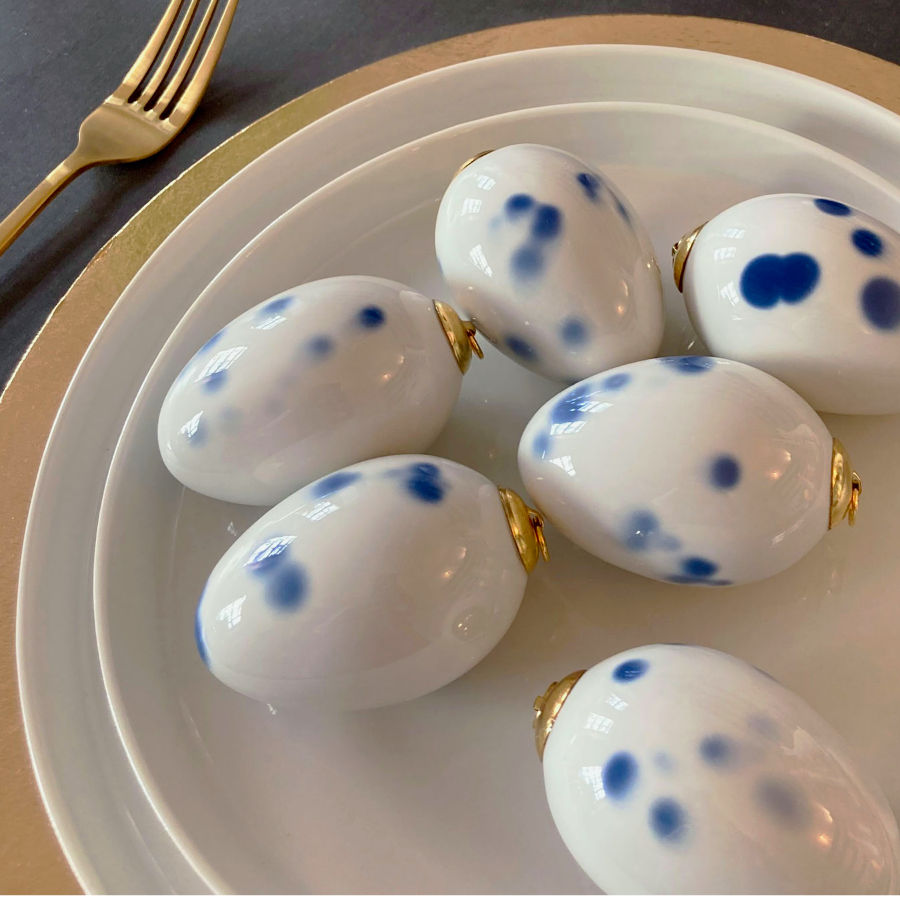 Porzellan, Eier mit blauen Tupfen aus Porzellan, Osterdekoration von feines weißes Berlin