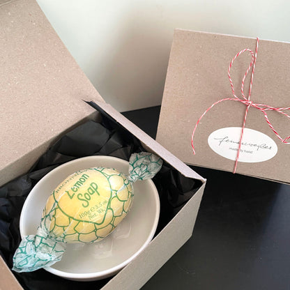 Geschenk Set verpackt mit echter Bronnleys Set mit einer Porzellans Seifenschale von feines weißes Berlin