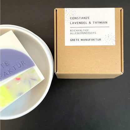 Geschenkbundle, Seifenschale plus Seife Constanze aus der Grete Manufaktur von feines weißes Porzellanmanufaktur, Berlin, Katy Jung