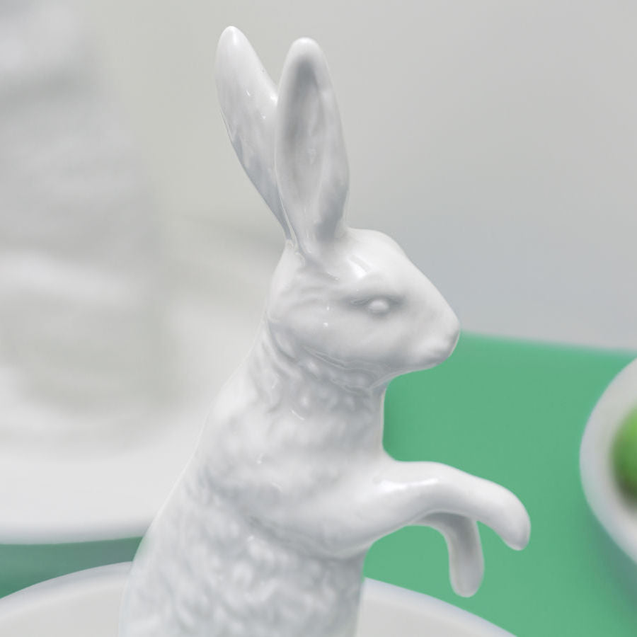 Detailansicht großer Osterhase aus glasiertem Porzellan – handgemachte Osterfigur von feinesweißes.
