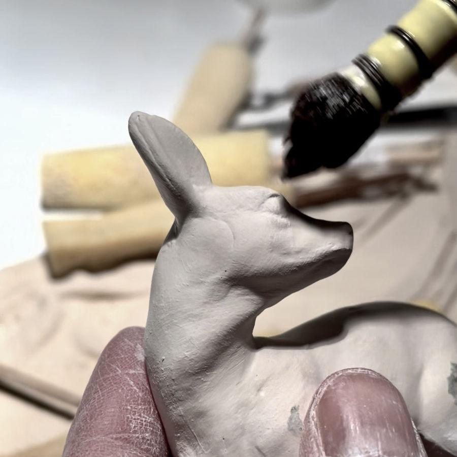 Rehkitz Porzellandose aus der Manufaktur feinesweißes Berlin – kunstvoll gearbeitetes Sammlerstück und handgemachtes Porzellandesign von Katy Jung