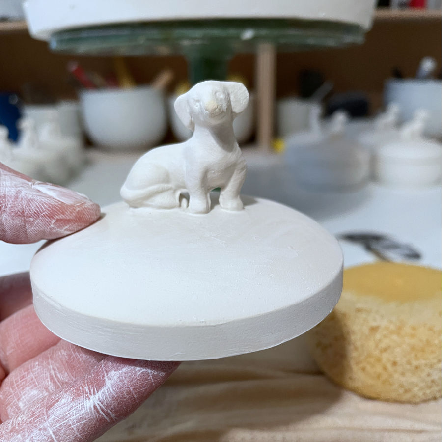 kleine Dackel Dose Porzellan von feinesweisses Berlin
