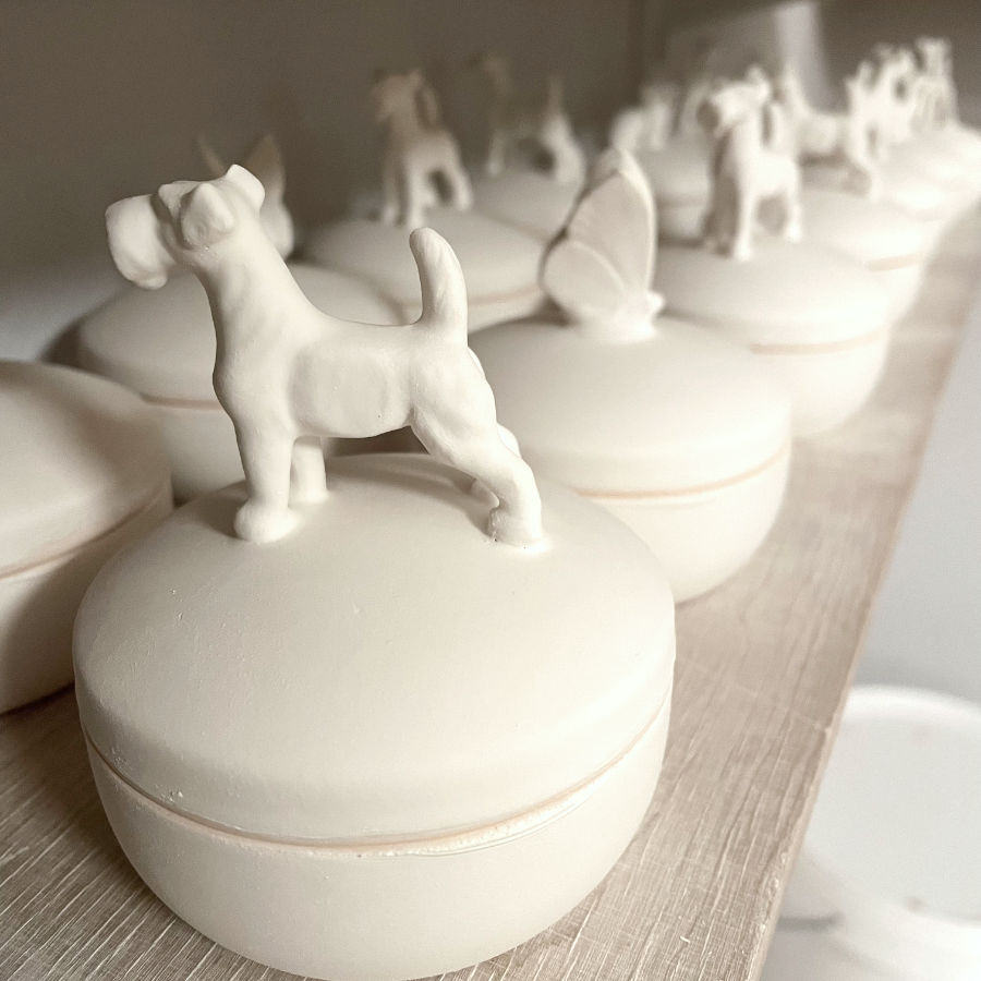 Kleine Porzellandosen mit Tierfiguren handgefertigt von feines weißes Berlin