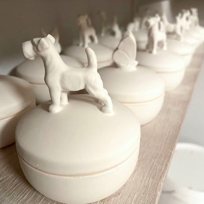 Kleine Porzellandosen mit Tierfiguren handgefertigt von feines weißes Berlin