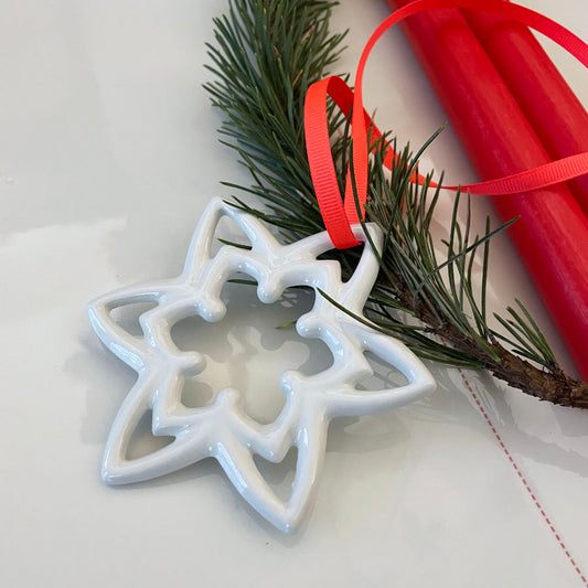 Schneeflocke aus Porzellan mit Neonfarben Band hergestellt von feines weißes Berlin