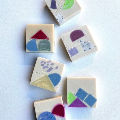 Detailaufnahme der Gretel Manufaktur Seife „Constanze“ mit geometrischem Muster – vegane, palmölfreie Naturseife im Geschenkset mit Porzellan.