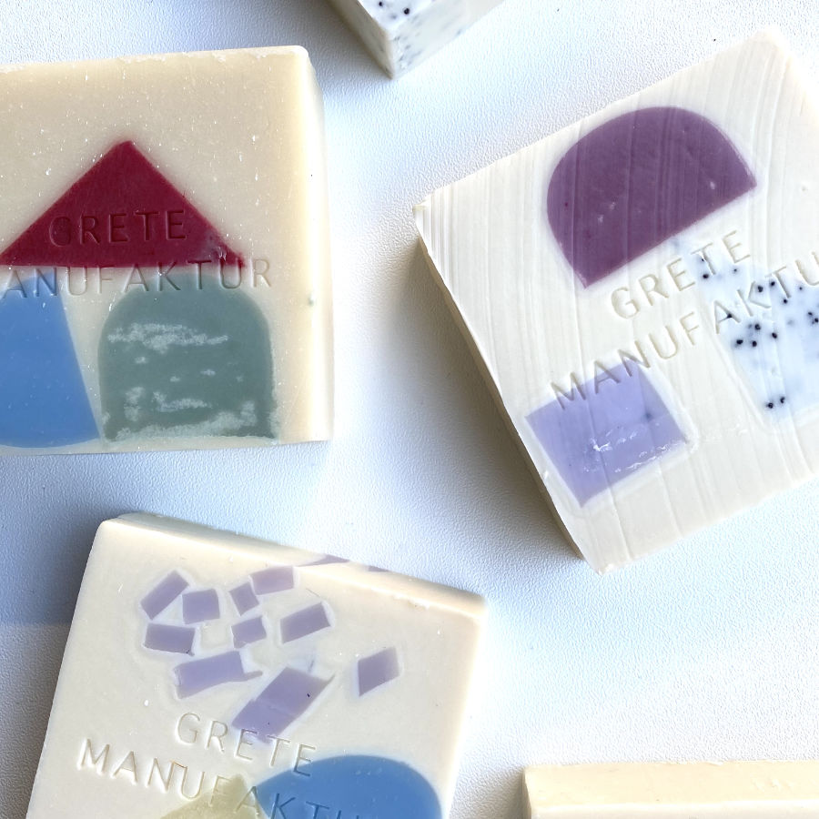 Nachhaltiges Geschenkset mit handgemachter Porzellan-Seifenschale und Gretel Manufaktur Seife – vegan, plastikfrei und lokal gefertigt in Berlin.