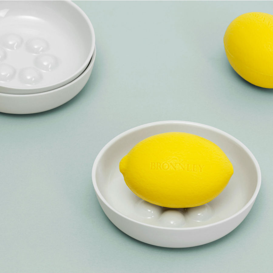 Handgemachte Porzellan-Seifenschale von feinesweißes Berlin mit klassischer Bronnley Zitronenseife – Design für Bad und Alltag von Katy Jung