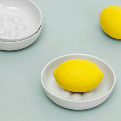 Handgemachte Porzellan-Seifenschale von feinesweißes Berlin mit klassischer Bronnley Zitronenseife – Design für Bad und Alltag von Katy Jung