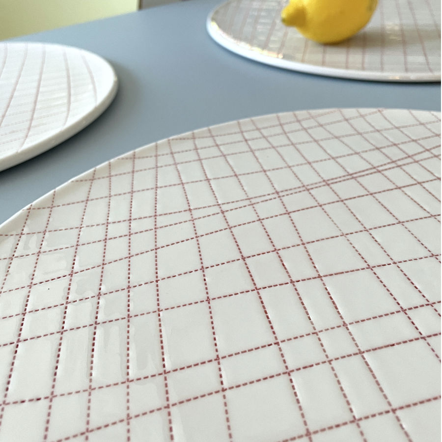 große Teller und Servierplatten Kariert, handgefertigte Unikate von feinesweisses Porzellanmanufaktur Berlin.
