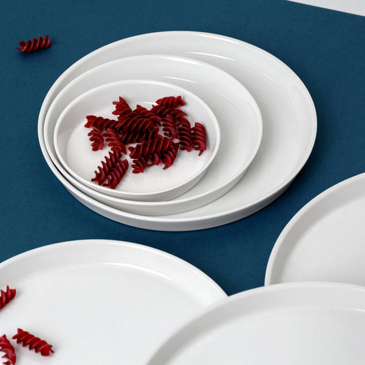 Details von weißen Porzellantellern mit Rand handgefertigte in Berlin in vier Größen erhältlich kleiner Teller, Dessert, Tellerfrühstücksteller und Speiseteller