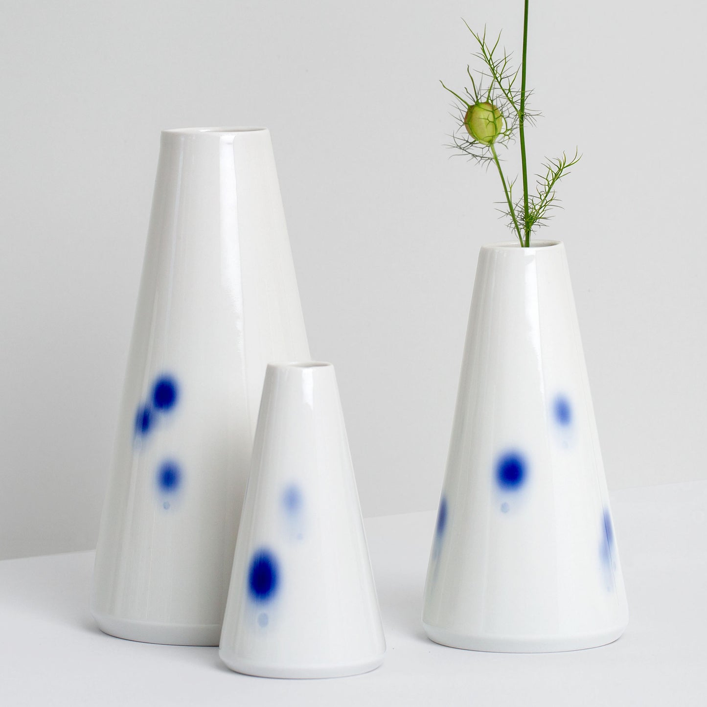 Konische Porzellanvase in drei Größen mit breiter Standfläche nach oben verjüngend blaues Tupfen Dekor