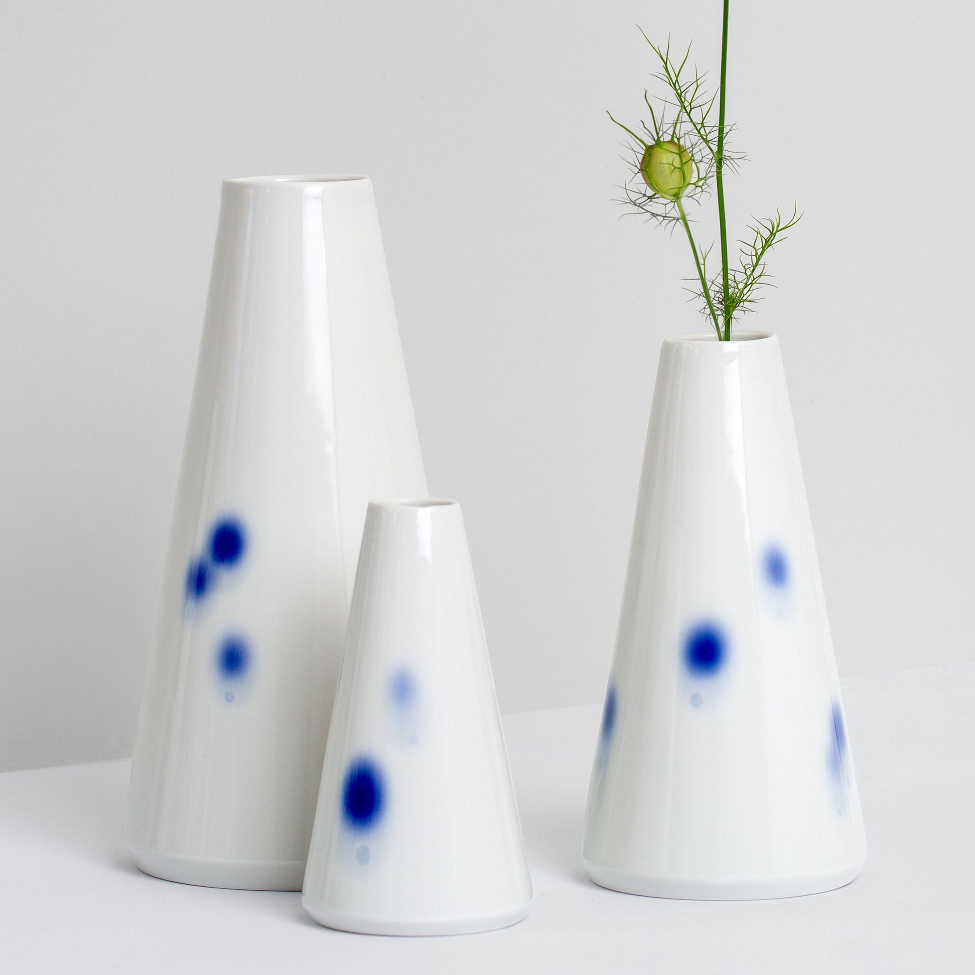 Konische Porzellanvase in drei Größen mit breiter Standfläche nach oben verjüngend blaues Tupfen Dekor