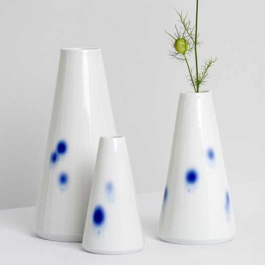 Konische Porzellanvase in drei Größen mit breiter Standfläche nach oben verjüngend blaues Tupfen Dekor