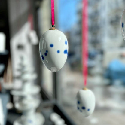 Porzellan Ei von feinesweisses Berlin mit blauen Tupfen