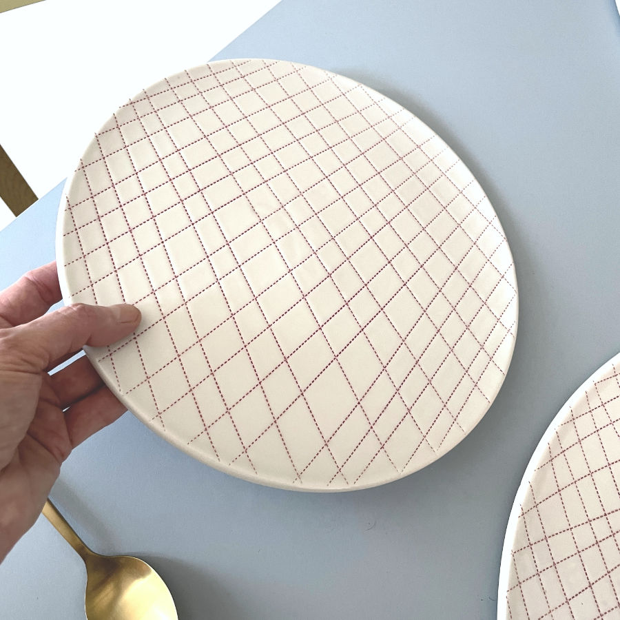 Teller und Servierplatten Kariert, handgefertigte Unikate von feinesweisses Porzellanmanufaktur Berlin.