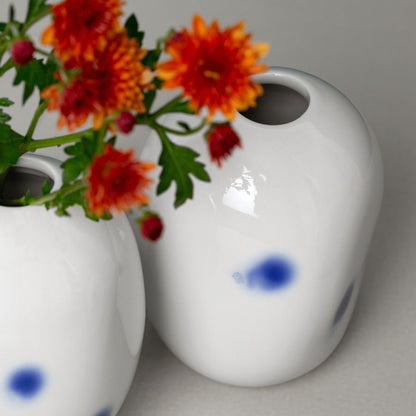Porzellanvase für kleine Sträuße mit amorpher Form und blauen tupfen