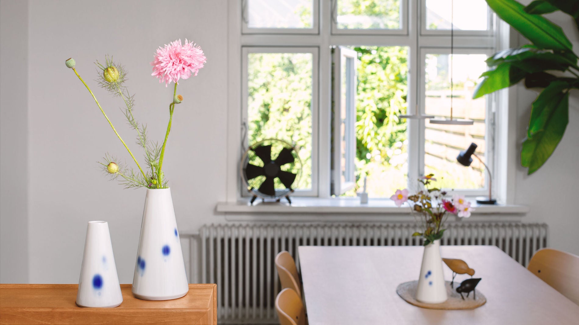 Blumenvase aus Porzellan mit blauen Tupfen auf Sideboard. Handmade von feinesweisses in Berlin.