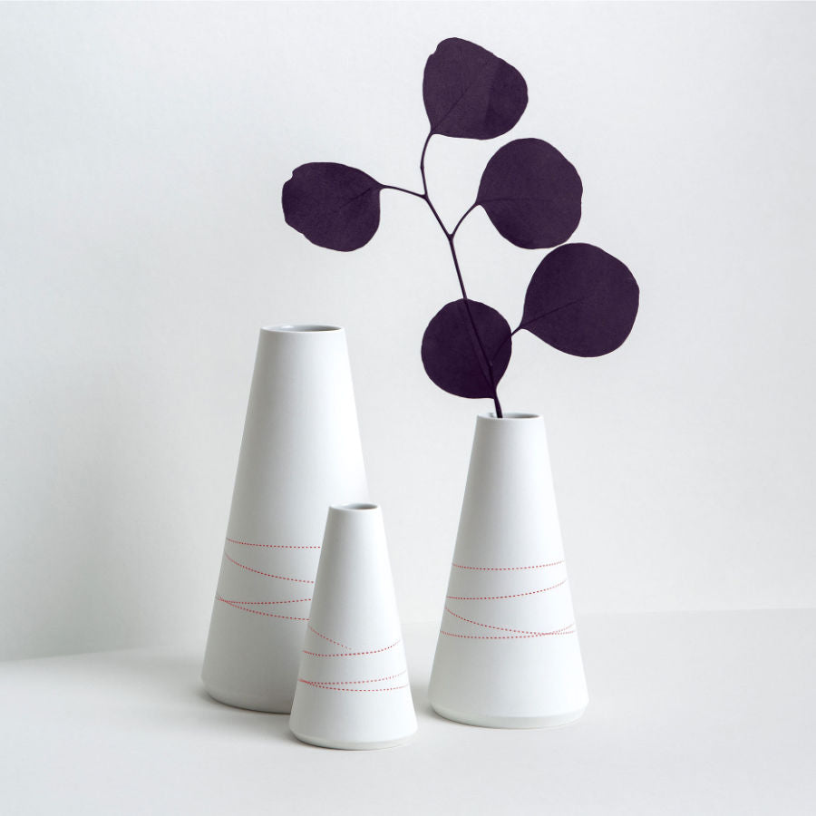 Vase aus hangefertigten Porzellan mit geprägten roten Linien in drei Größen. Made in Berlin.