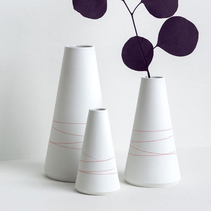minimalistische Vase aus Porzellan unglasiert mit roter Linie.