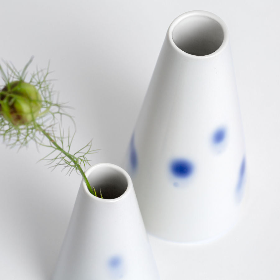 Detail, konische porzellan vase mit blauen Tupfen.