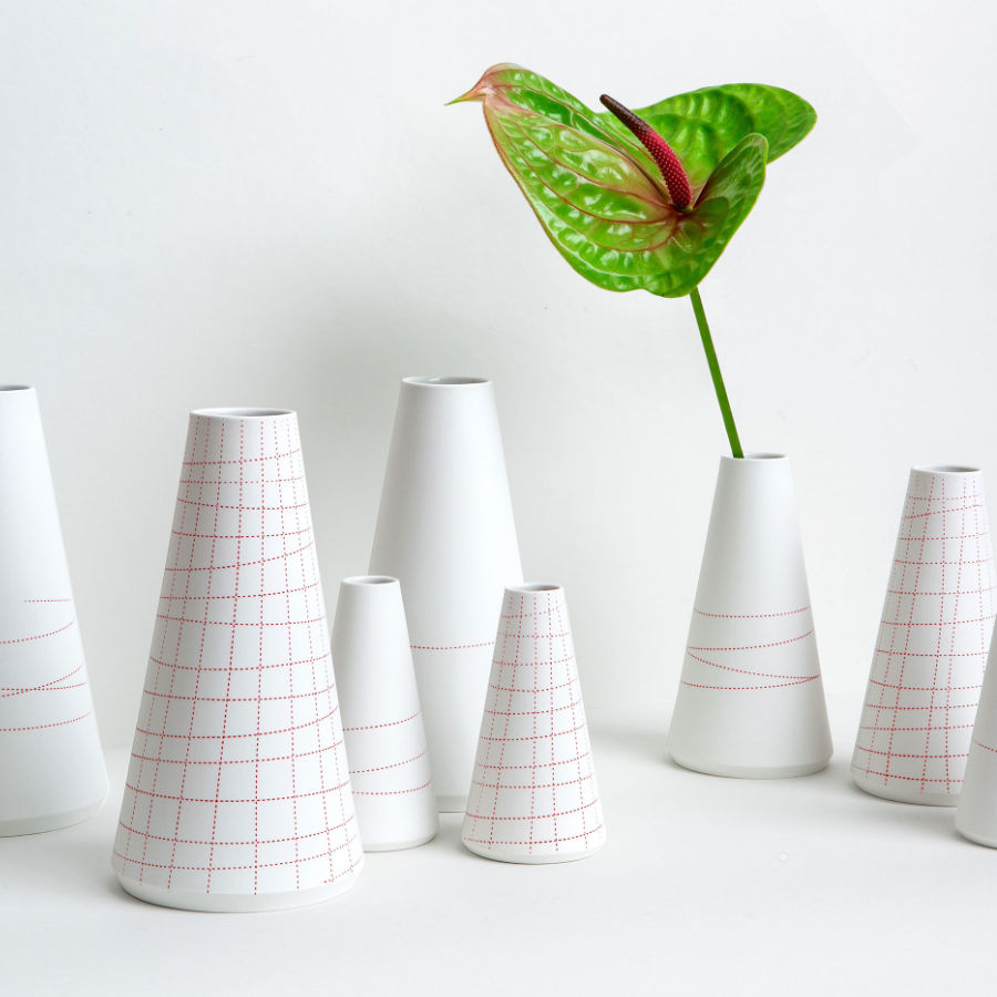 Vasen mit roten Linien aus unglasiertem Porzellan in 3 Größen.