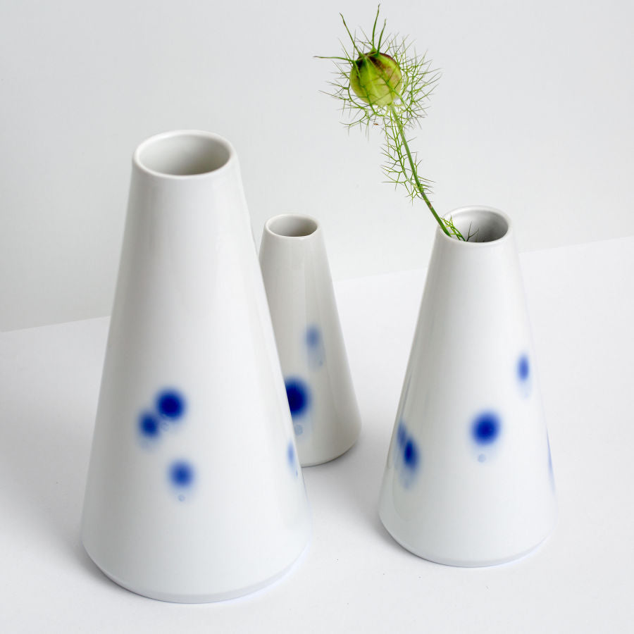Porzellanvase mit konischer  Form nach oben verjüngend, blaues Tupfen Dekor