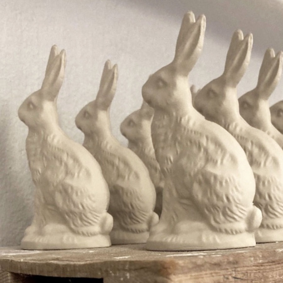 Kleine Porzellan, Hasen, frisch gegossen aus der Form feines weißes Berlin