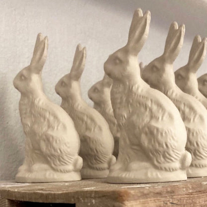 Kleine Porzellan, Hasen, frisch gegossen aus der Form feines weißes Berlin
